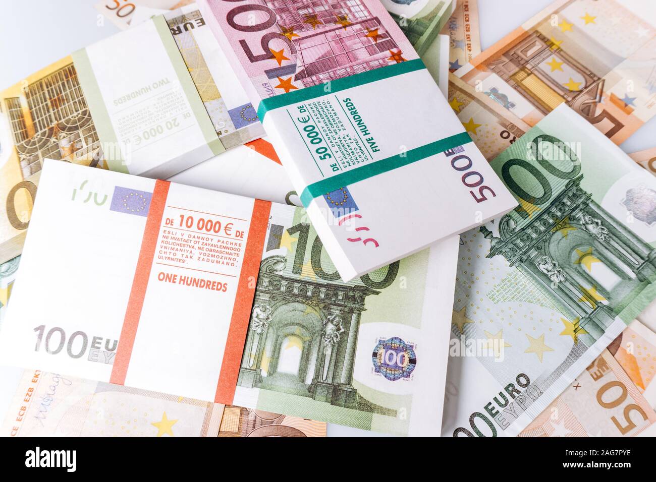 Un sacco di banconote in euro. Le banconote in euro sul tavolo. Foto Stock