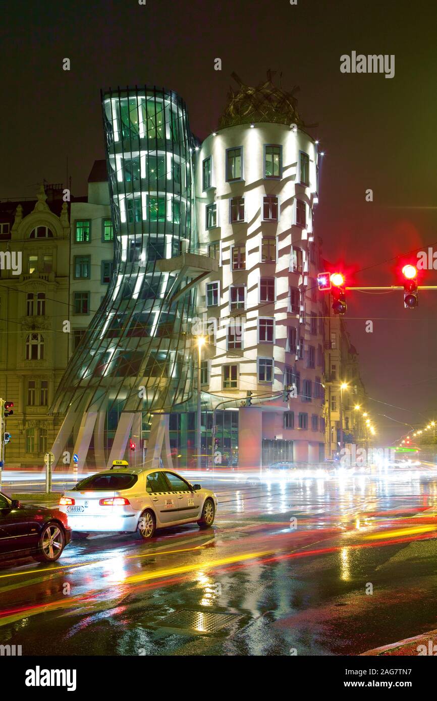 Praga, Repubblica ceca - La Casa danzante e il traffico in caso di pioggia Foto Stock