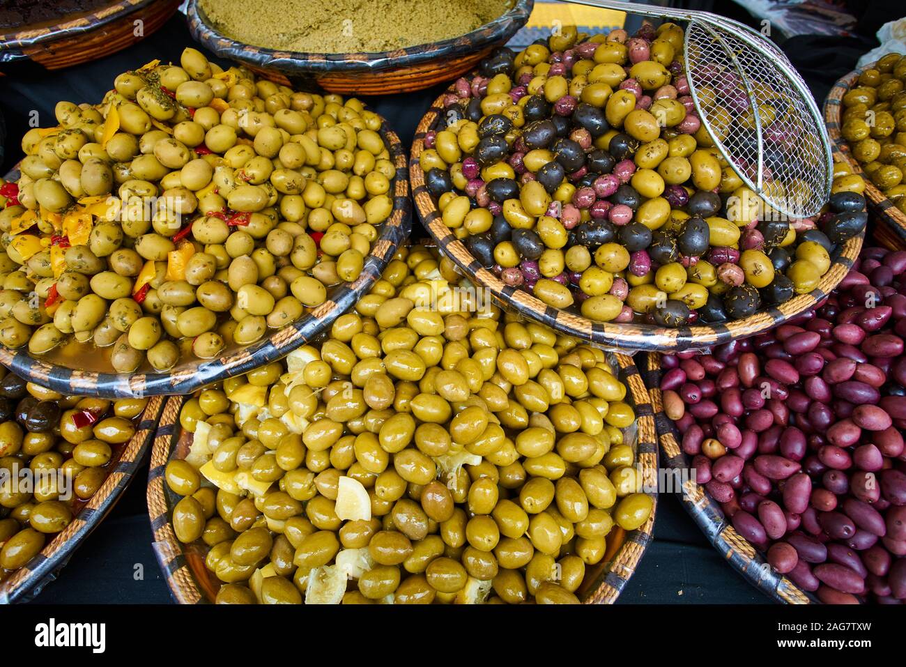 Olive marinate provenzale sulla strada del mercato Foto Stock