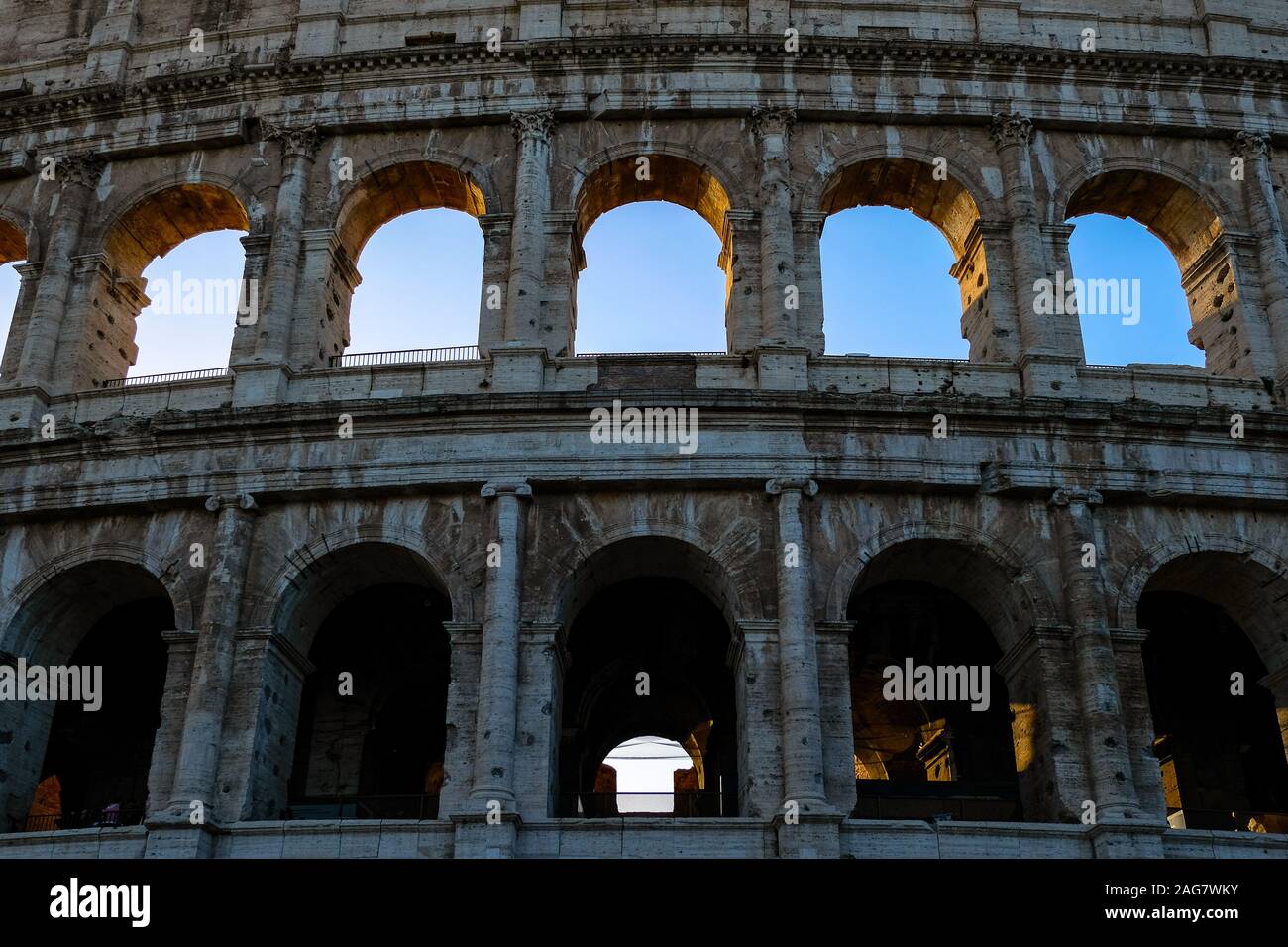 Di età imperiale colosseo architettura facciata oltre il cielo blu e chiaro l'illuminazione,Roma Foto Stock