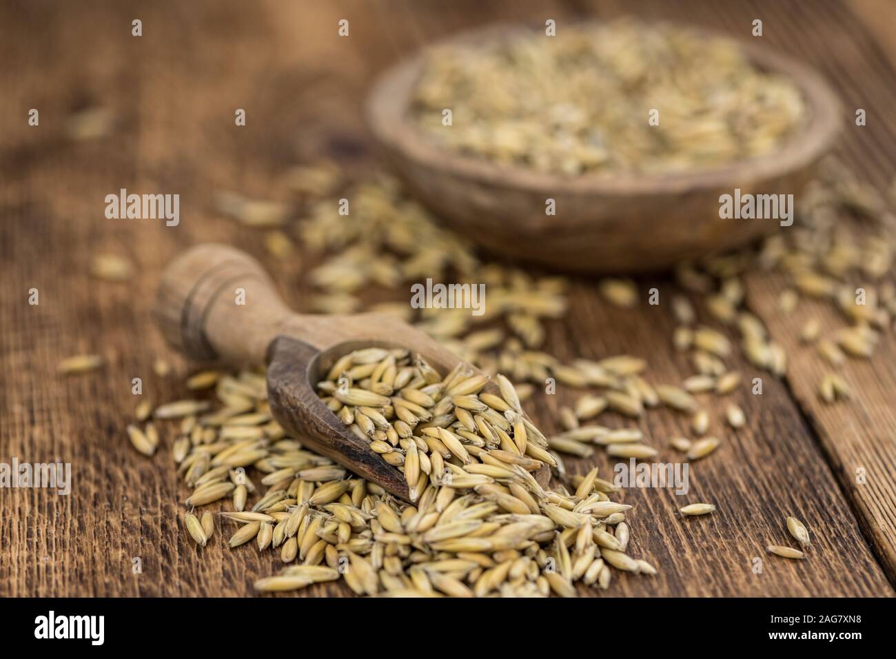 Tavolo in legno con OAT (dettagliate di close-up shot; messa a fuoco selettiva) Foto Stock