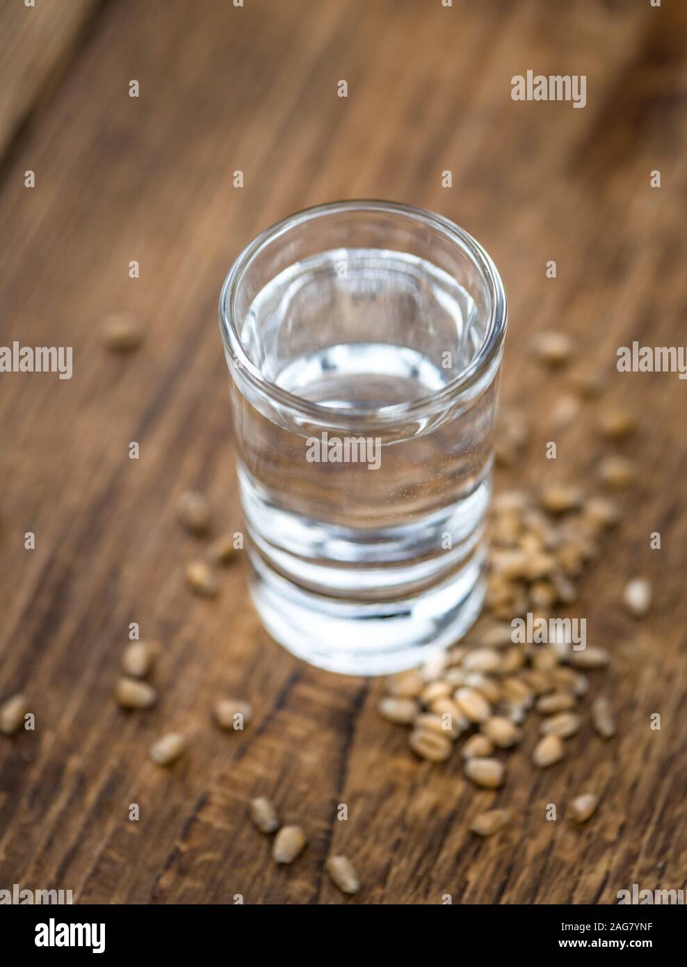 Vintage tavolo in legno con liquore di grano (messa a fuoco selettiva; close-up shot) Foto Stock