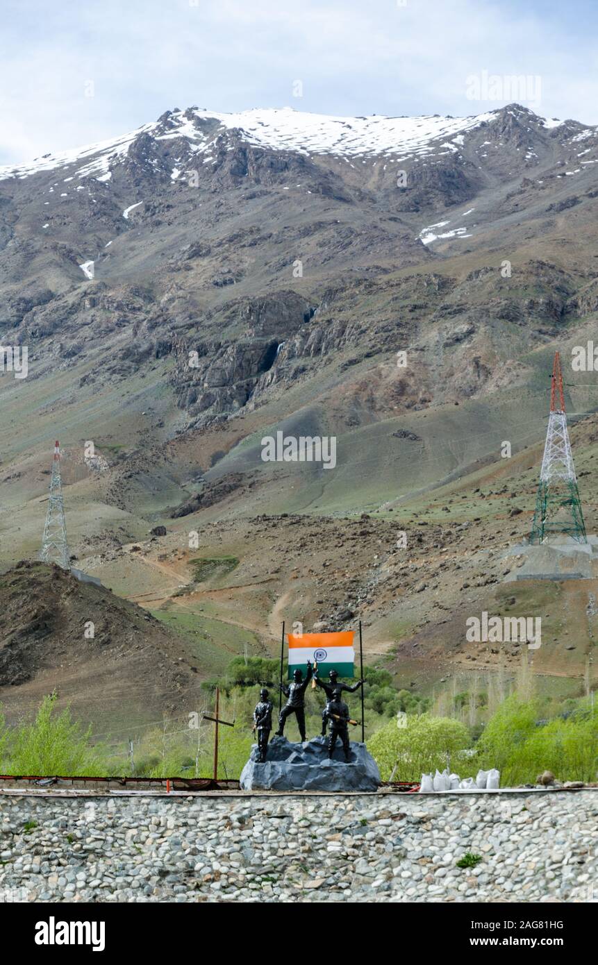 Le figure di replica dei soldati che celebrano Kargil Vijay Diwas trascurate dal paesaggio montuoso challenging al memoriale di guerra di Kargil, Dras, India Foto Stock