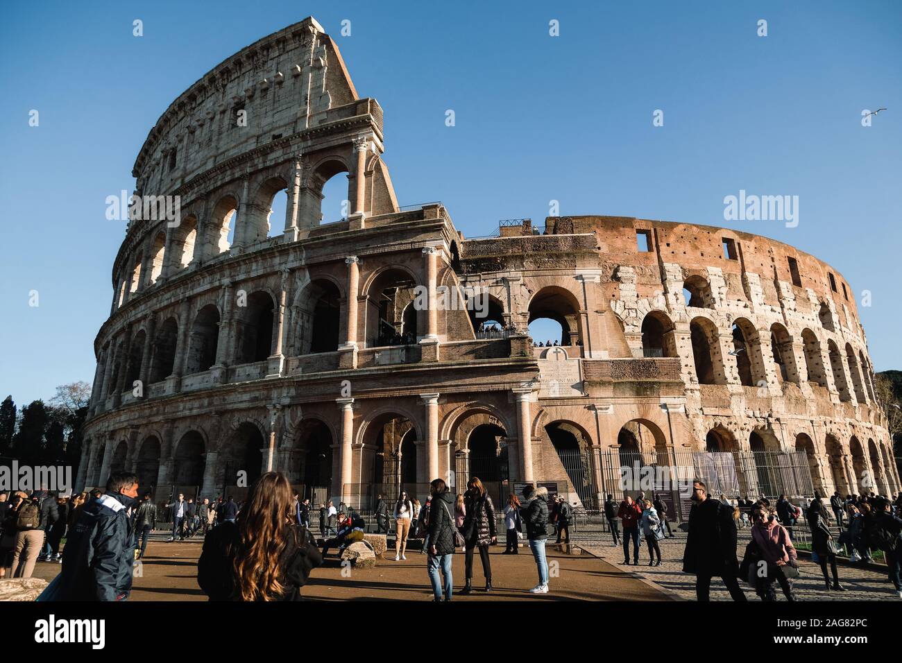Roma, Italia - 14 dicembre 2019: Vintage vista colorate della vecchia facciata del Colosseo con persone,Godetevi Roma città meraviglie Foto Stock