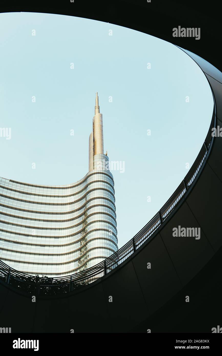 Foto ad angolo basso del famoso edificio Burj Khalifa in Dubai durante il giorno Foto Stock