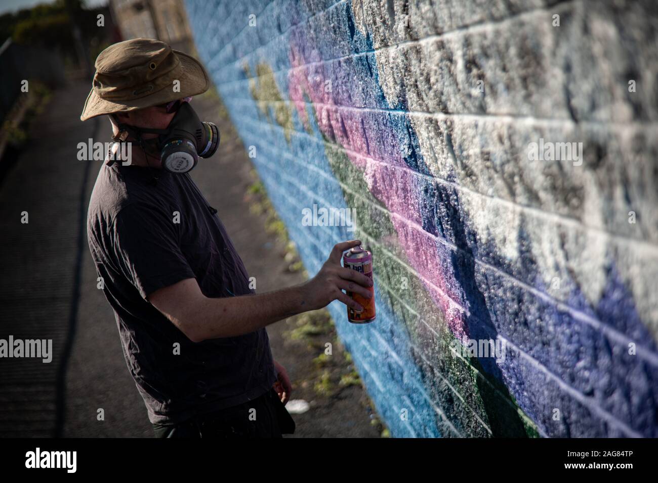 Ebbw Vale, Regno Unito - 13 Settembre 2019: Graffiti artist pittura parete edilizia arte con vernici spray per il gufo santuario per la città di Ebbw Vale, Wale Foto Stock