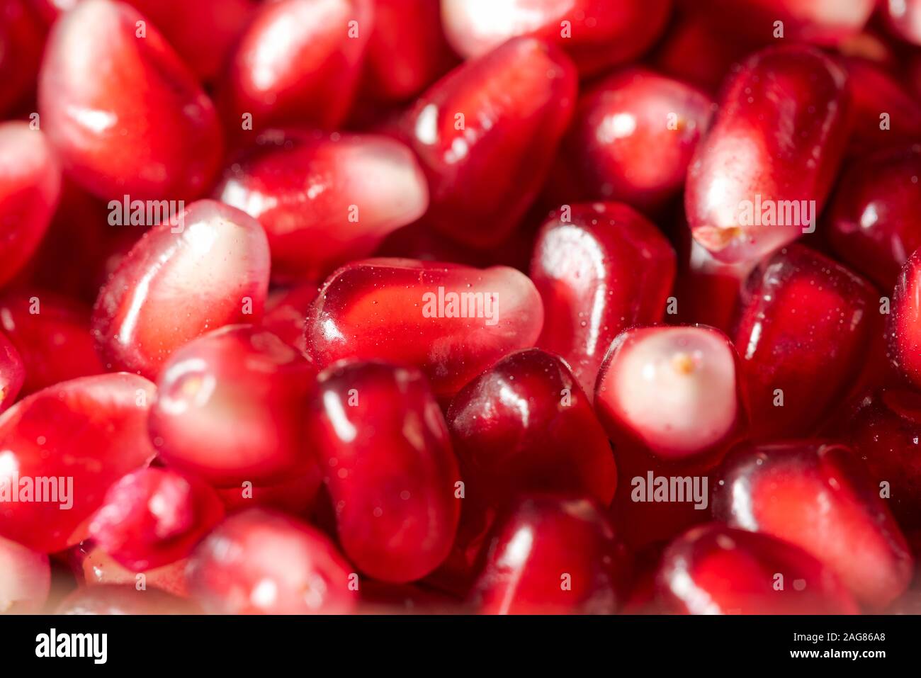 Cluster di rosso i semi di melograno Foto Stock