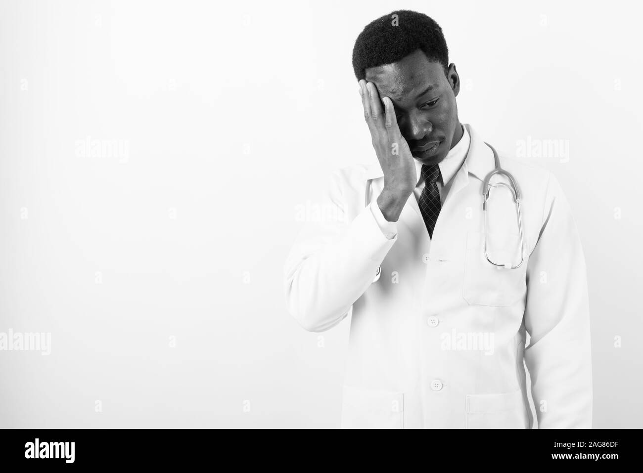 Bel giovane uomo africano medico contro uno sfondo bianco Foto Stock