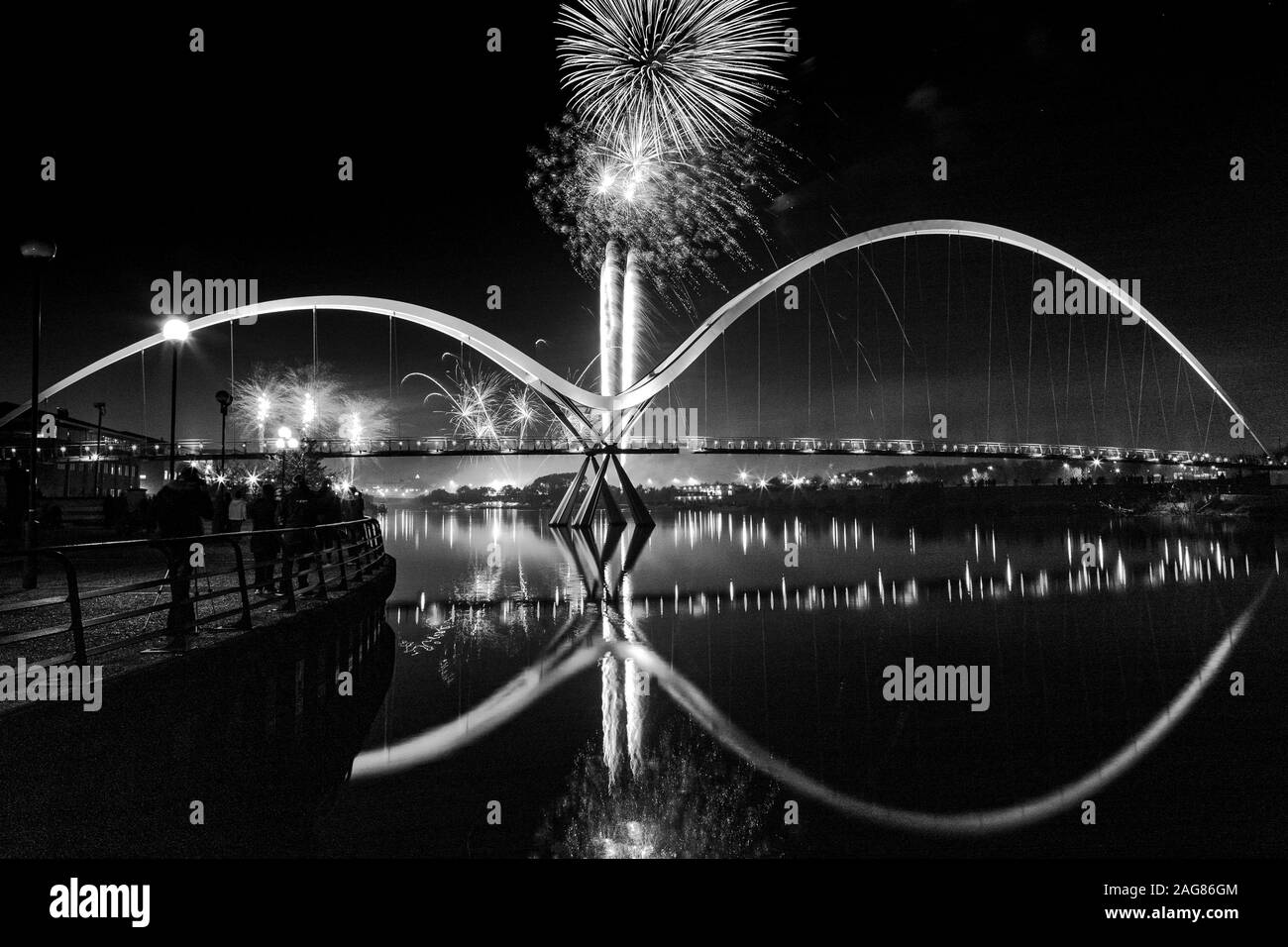 Infinity Bridge, 5 novembre, fuochi d'artificio Stockton-on-Tees, Teesside, County Durham, Inghilterra, Regno Unito Foto Stock