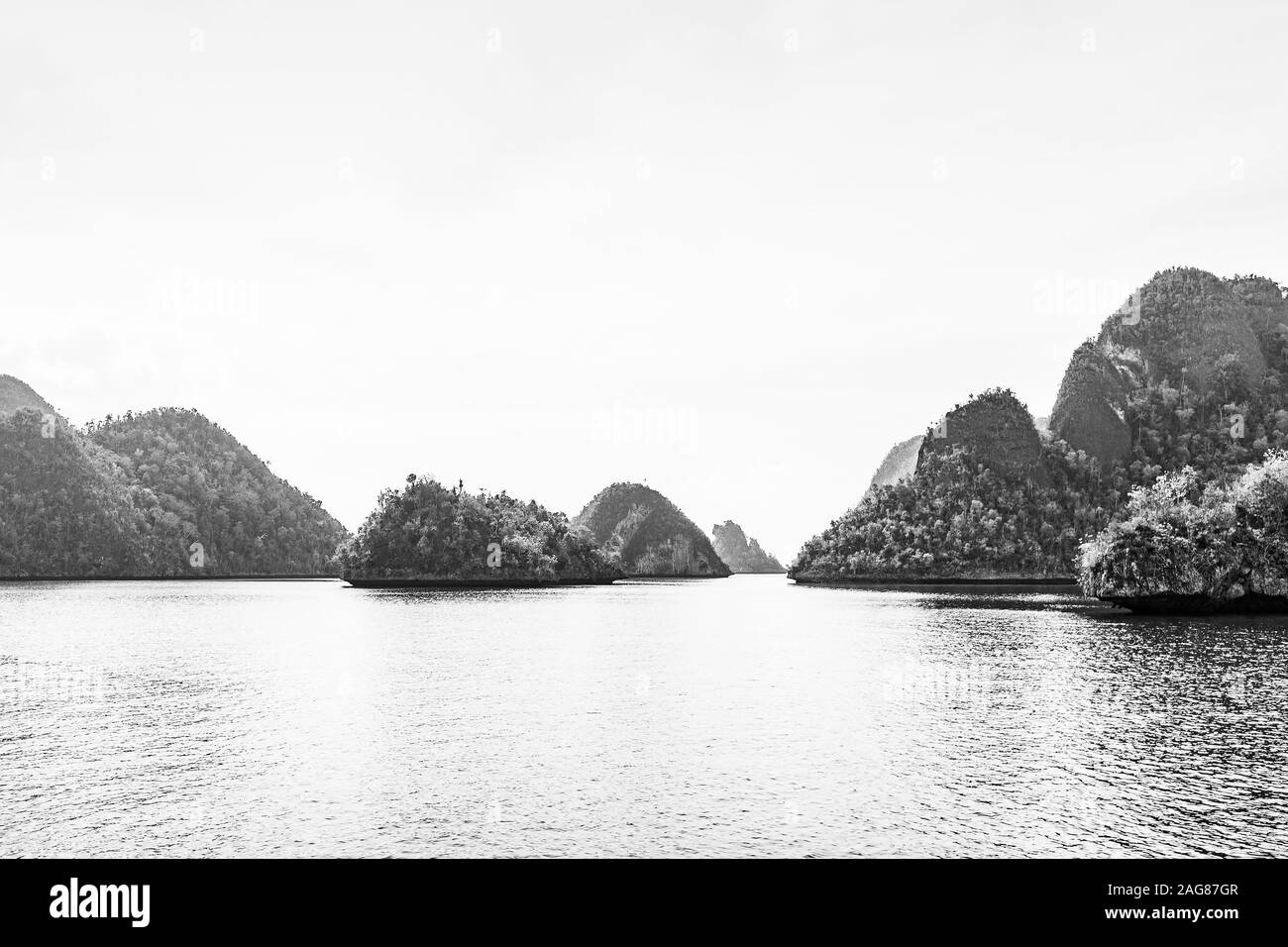 Isole tropicali con oceano in primo piano Raja Ampat, Indonesia Foto Stock