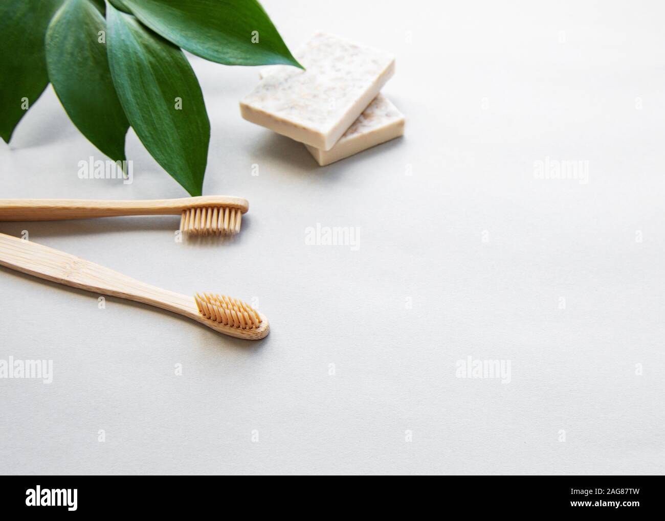 Rifiuti Zero prodotti di igiene su sfondo bianco. Rifiuti Zero e la plastica libera concetto J Foto Stock