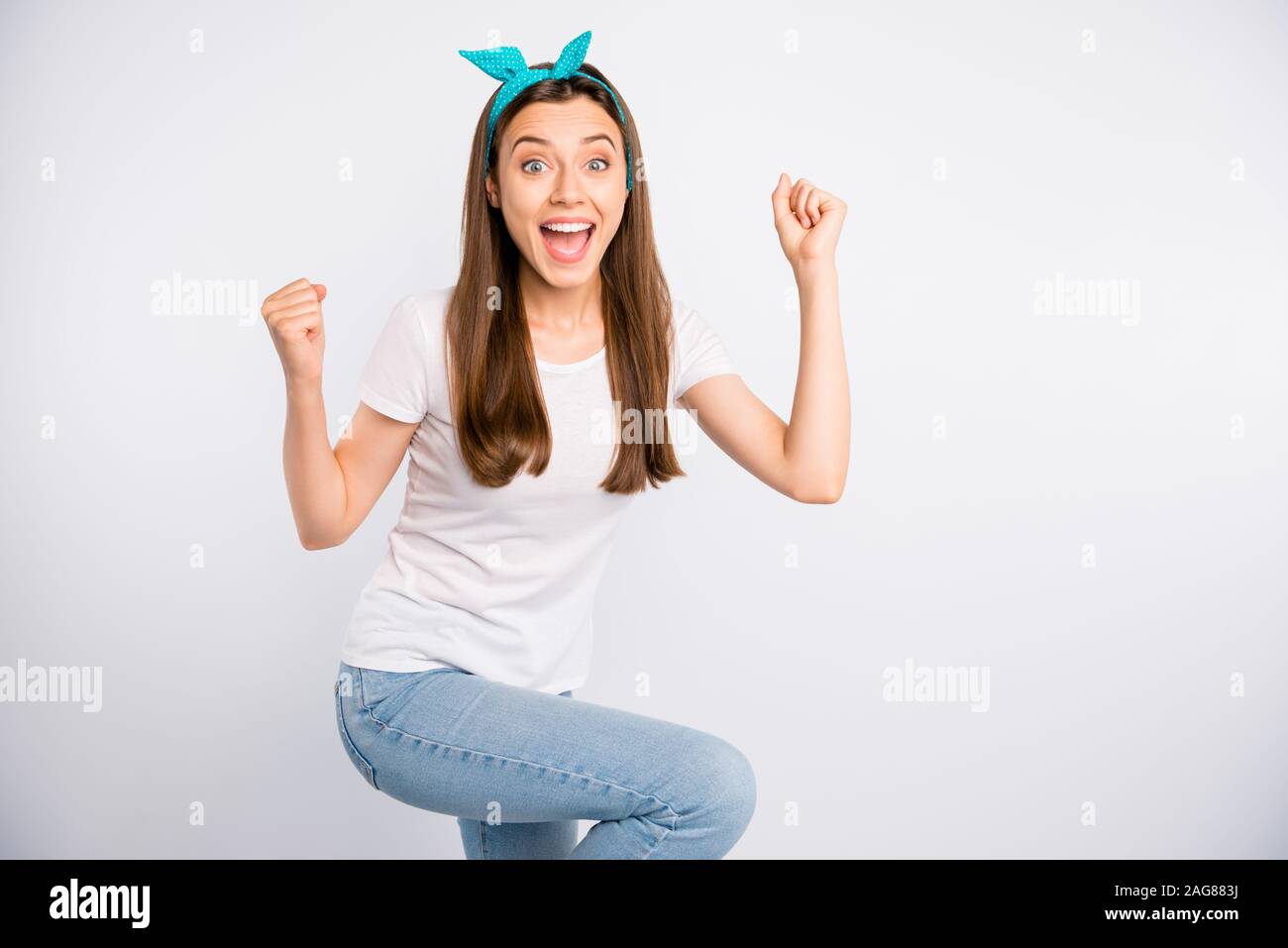 Omg ho vincitore. Ritratto di espressione stupito sentire ragazza meravigliosa notizia urlare wow incredibile alzare i pugni celebrare la vittoria in concorrenza l'usura Foto Stock