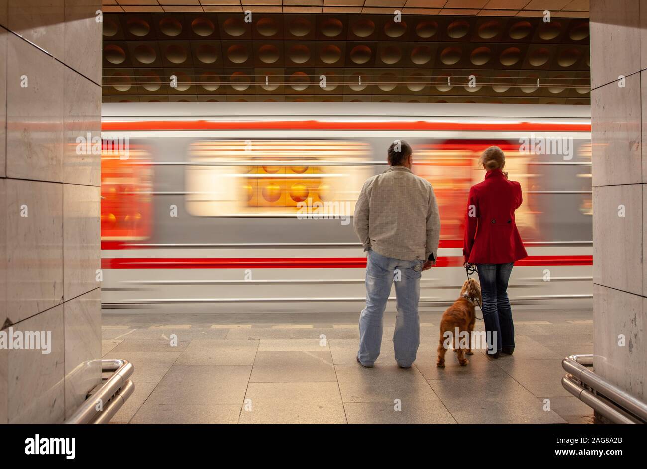 La metropolitana di Praga, costruito nel 1974, porta intorno a 600 milioni di passeggeri l'anno. Ha 3 linee A B e C. La linea A dispone di stile Art Deco. Foto Stock