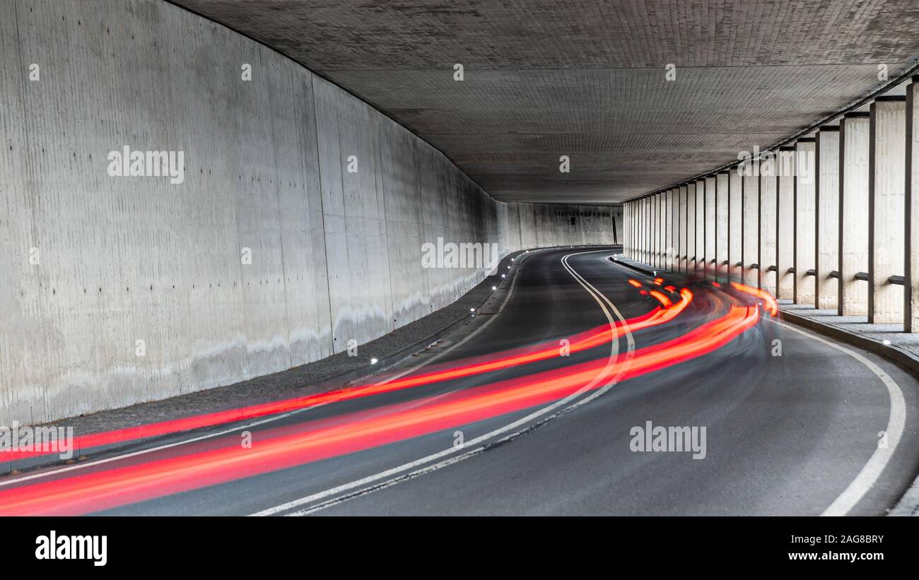 Sentieri di luce di car guida attraverso un tunnel Foto Stock