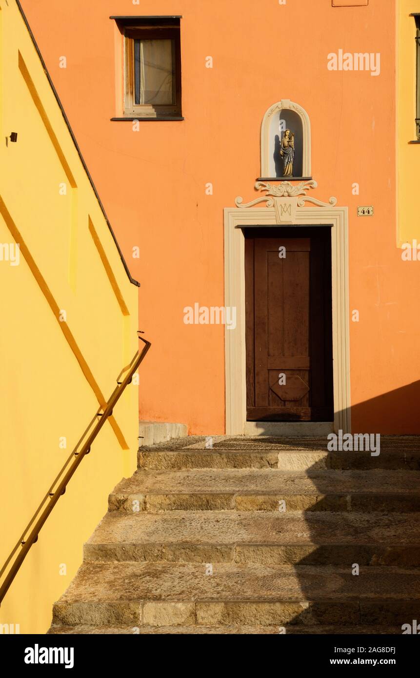 Colorato arancione e giallo gli edifici & Saint Michel passi nella Città Vecchia o il quartiere storico di Menton Alpes-Maritimes Francia Foto Stock