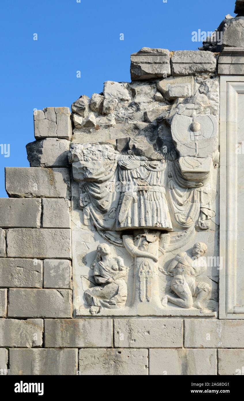 Bassorilievo del soldato romano con scudo e accovacciata prigionieri romano, trofeo di Augusto, o trofeo delle Alpi la Vittoria romana monumento La Turbie Francia Foto Stock
