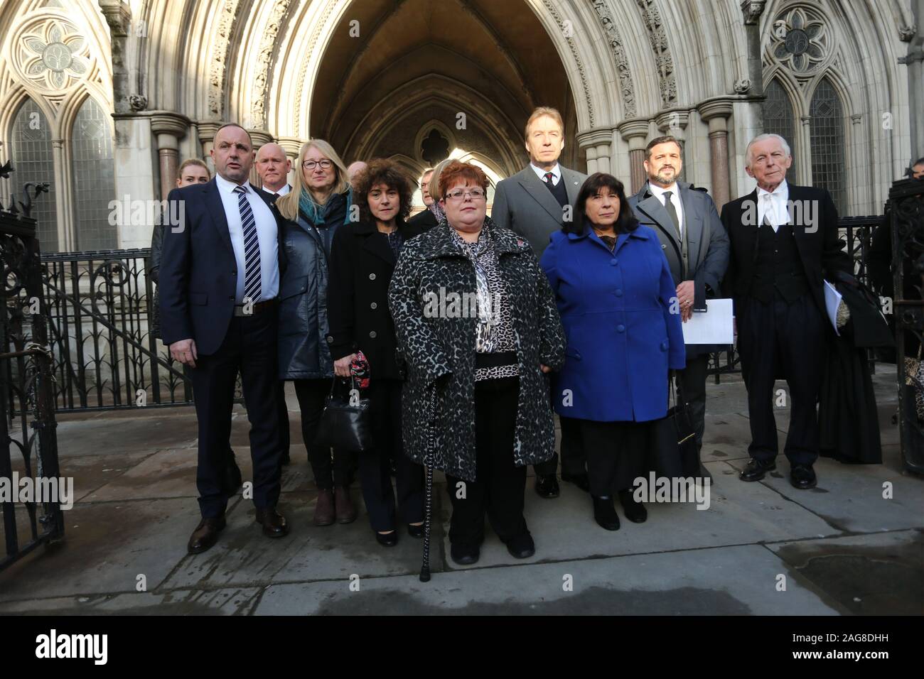 Contrassegnare ribaltabile (estrema sinistra), il fratello di Simon Trooper ribaltabile, Sarah-Jane giovani (centro), la figlia e del caporale giovani e altri membri della famiglia di quattro soldati britannici uccisi in Hyde Park bombardamenti, al di fuori della High Court di Londra dopo aver vinto la prima tappa di un Alta Corte risarcimento contro il sospetto che John Downey. Foto Stock