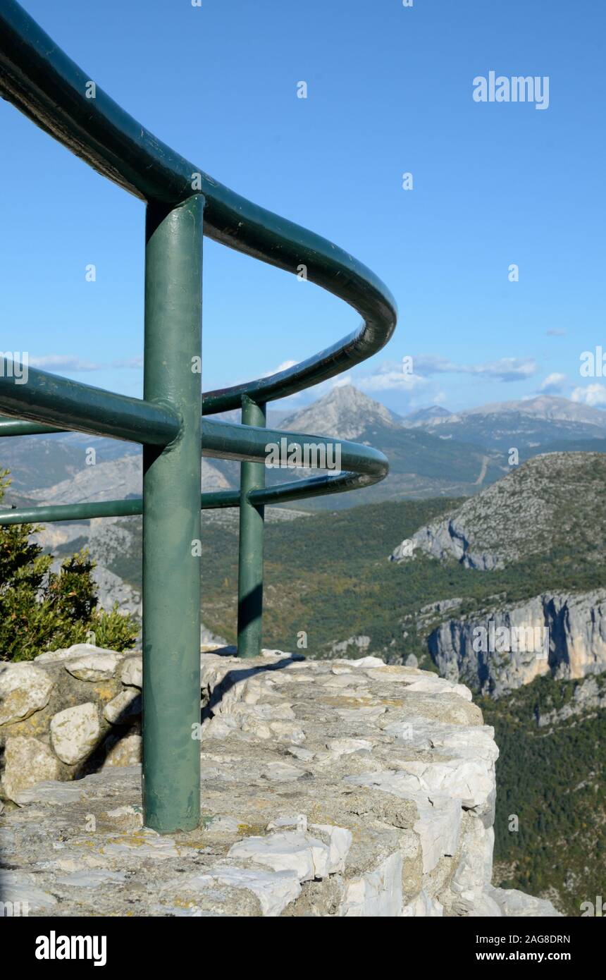 Metallo barriera di sicurezza su un belvedere o punto di vista che si affaccia sulla gola del Verdon Canyon & Riserva Naturale Alpes-de-Haute-Provence Provence Francia Foto Stock