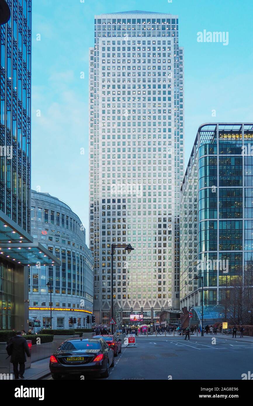 Vista di strade e di edifici di Canary Wharf quartiere degli affari di Londra, UK d'inverno. Foto Stock