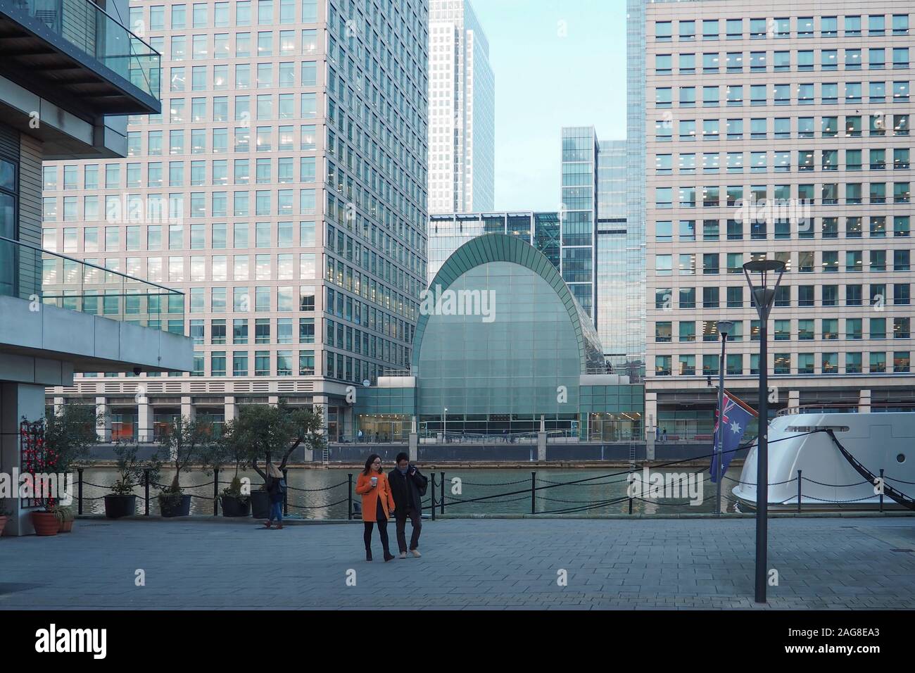 Vista di strade e di edifici di Canary Wharf quartiere degli affari di Londra, UK d'inverno. Foto Stock