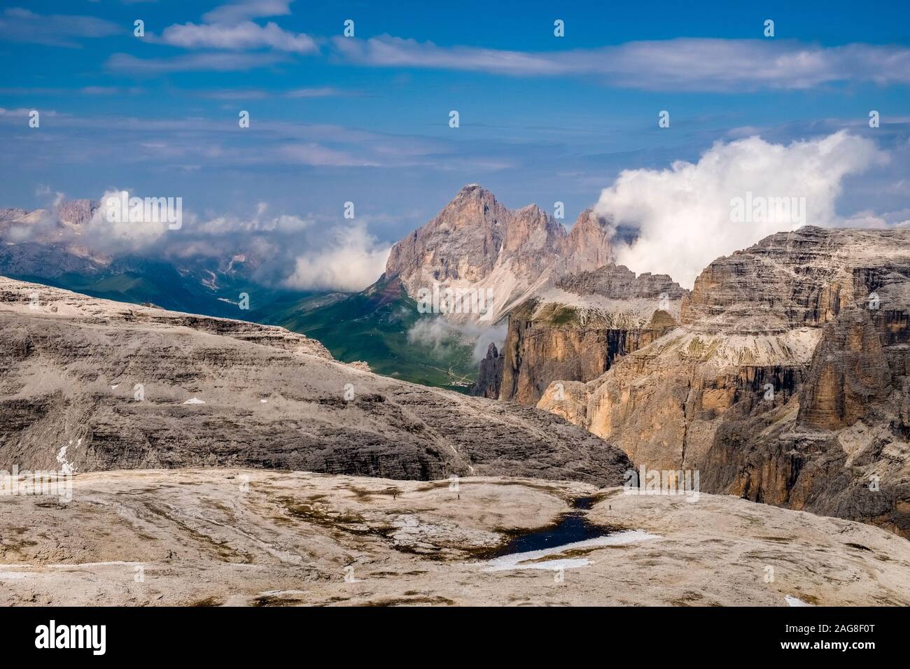 Vista verso le cime del Gruppo del Sasso Lungo, il Gruppo del Sassolungo, dall'altopiano del Sass Pordoi Foto Stock