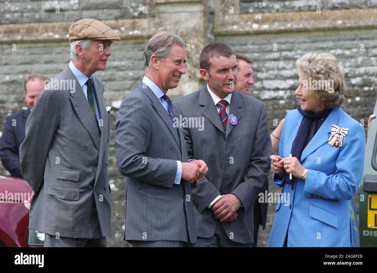 Sua Altezza Reale il Principe di Galles ha visitato il Welsh Sheepdog nazionale prove a Glanusk Park, Crickhowell, Powys oggi ( Venerdì 1/8/03 ). La visita durante la quale il principe ha incontrato i concorrenti è stato l ultimo dei suoi quattro giorno estate visita in Galles. Il principe orologi la concorrenza con il signor William Legge Bourke, signor Meirion Owen, presidente della International Sheepdog Association e la onorevole Shan Legge Bourke, Signore Leiutenant di Powys. Foto Stock