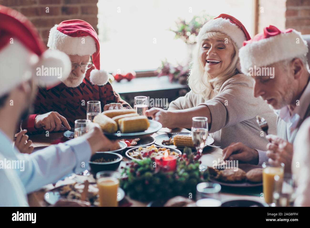 Ritratto di bella bella allegro lieto positivo grande famiglia completa godendo la spesa christmastime stagione invernale giorno di festa raccogliendo la tradizione di mangiare Foto Stock