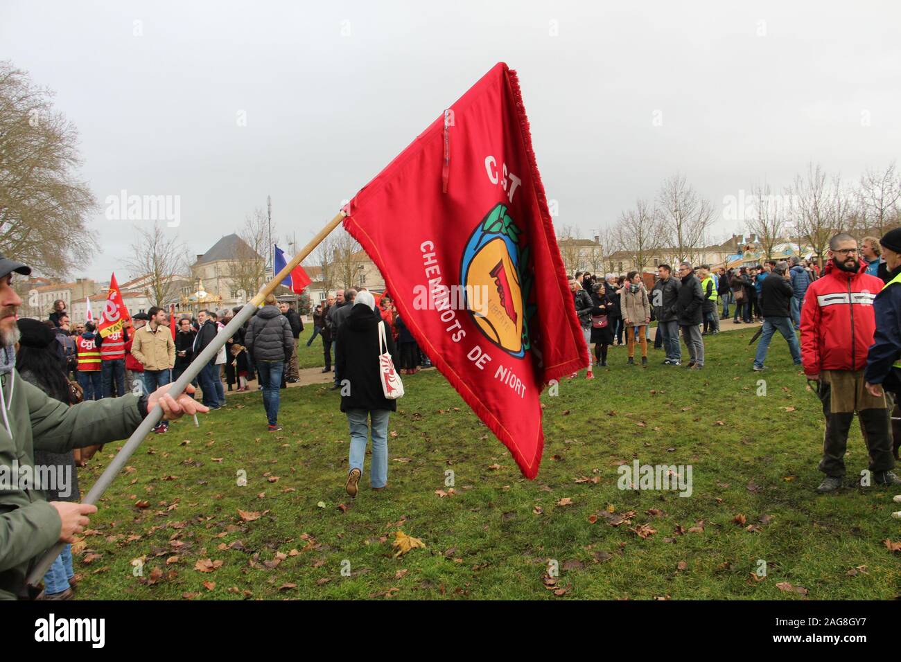 Massiccia mobilitazione contro la riforma delle pensioni con 5000 manifestanti in Niort con per la prima volta la CFDT, ma non sugli stessi punti Foto Stock