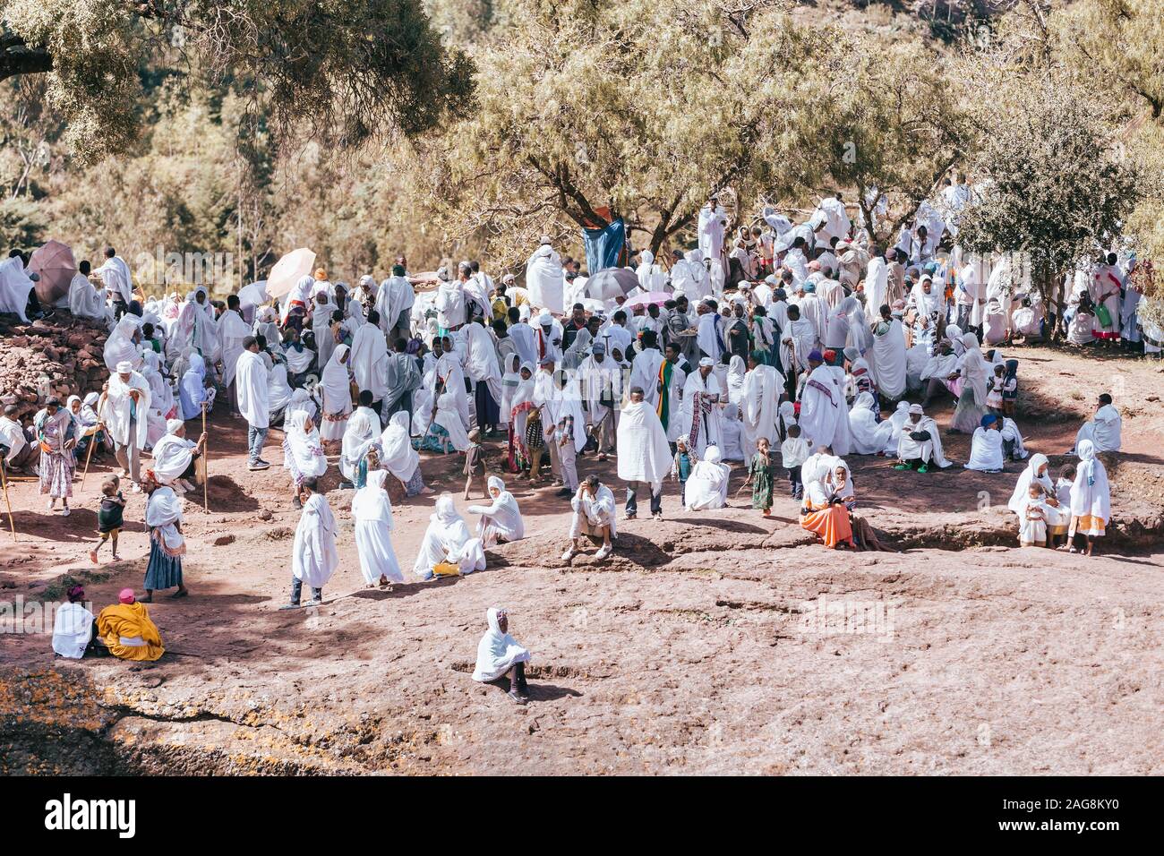 LALIBELA, Etiopia, Maggio 1st. 2019, cristiano ortodosso di popolo etiope, i credenti nella parte anteriore di una famosa rock-scavata la chiesa di San Giorgio dopo la Messa il 1 maggio Foto Stock