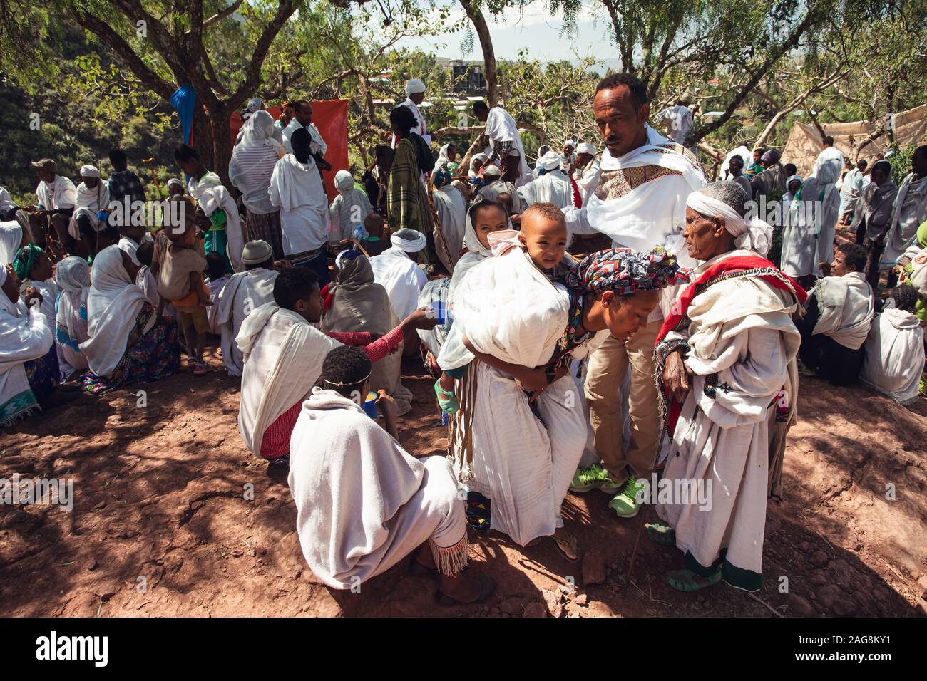 LALIBELA, Etiopia, Maggio 1st. 2019, cristiano ortodosso di popolo etiope, credenti rilassarsi di fronte ad una famosa rock-scavata la chiesa di San Giorgio dopo la Messa Foto Stock