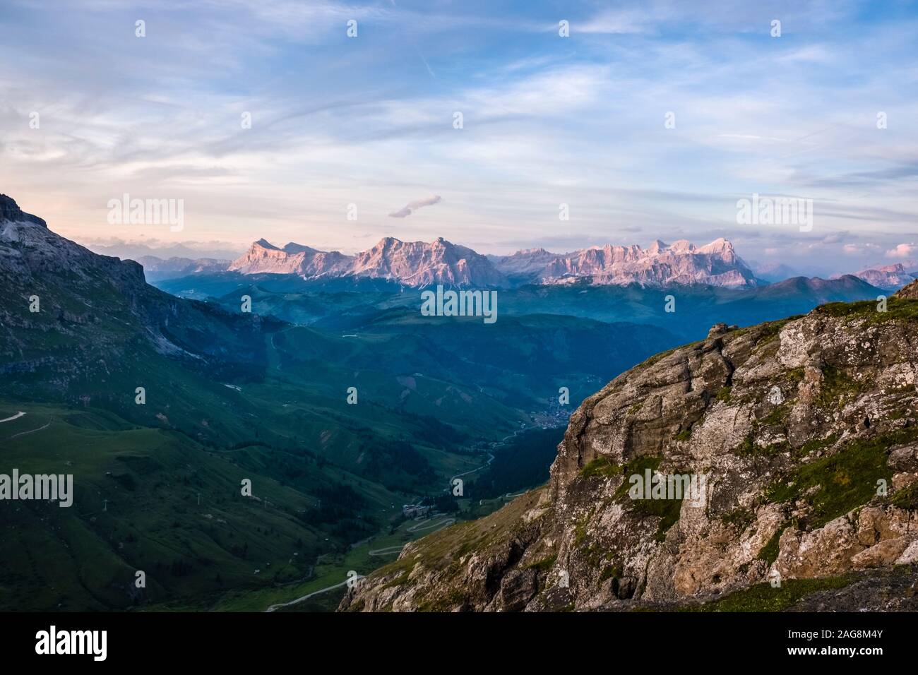 Vista aerea della città di Arabba e il Setsas montagne in distanza dall'altopiano del Sass Pordoi Foto Stock