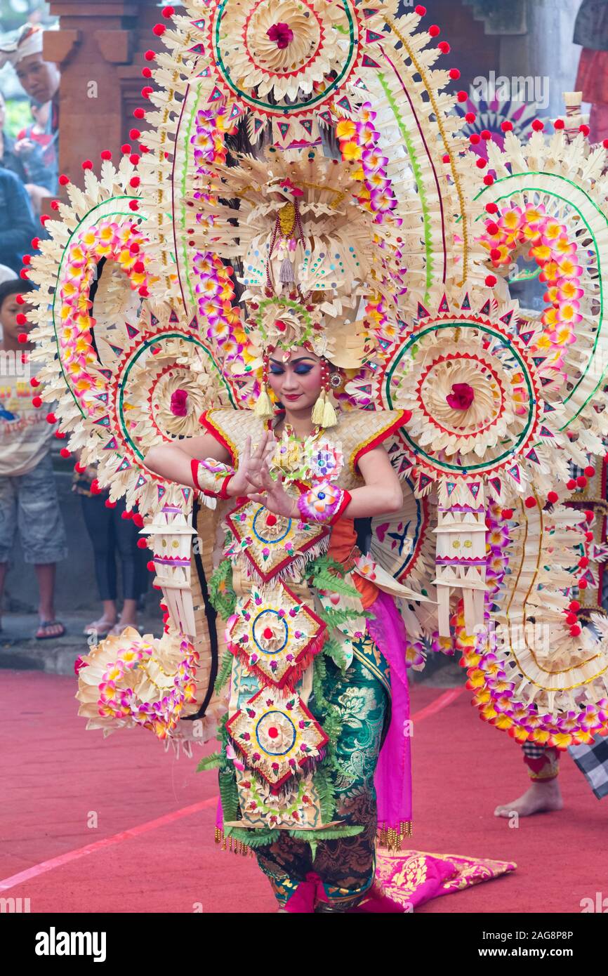 Baris Mendak Toya dance ricostruzione di Badung regency, Angsoka open stage, 2015 Bali art festival, Denpasar, Bali, Indonesia Foto Stock