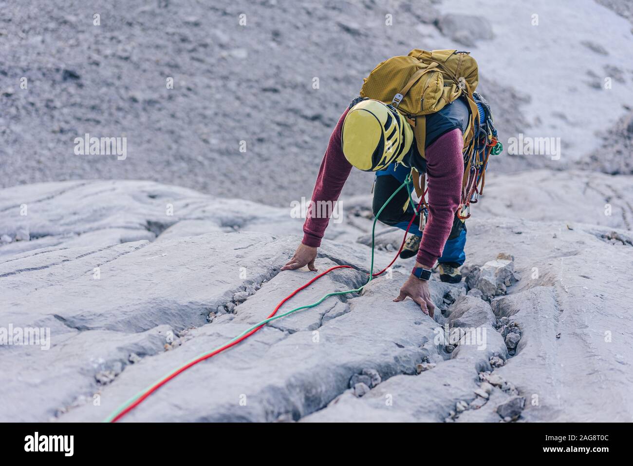 Scatto ad angolo alto di una persona che arrampica una roccia dentro Le Alpi in Austria - superare le sfide concetto Foto Stock