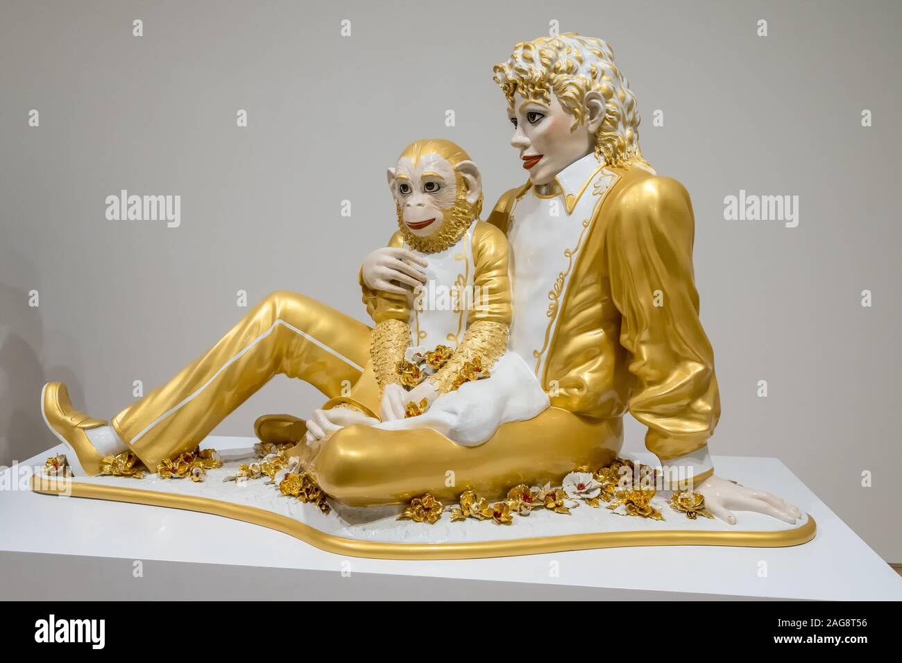 SAN FRANCISCO, STATI UNITI - Jan 03, 2019: la statua di Michael Jackson in costume d'oro e una scimmia sulle ginocchia Foto Stock