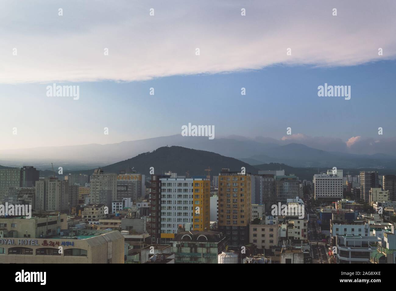 Jeju, Corea del Sud, settembre 10, 2019: la vista delle montagne dell'isola di Jeju da uno dei tetti degli edifici a Jeju City Foto Stock