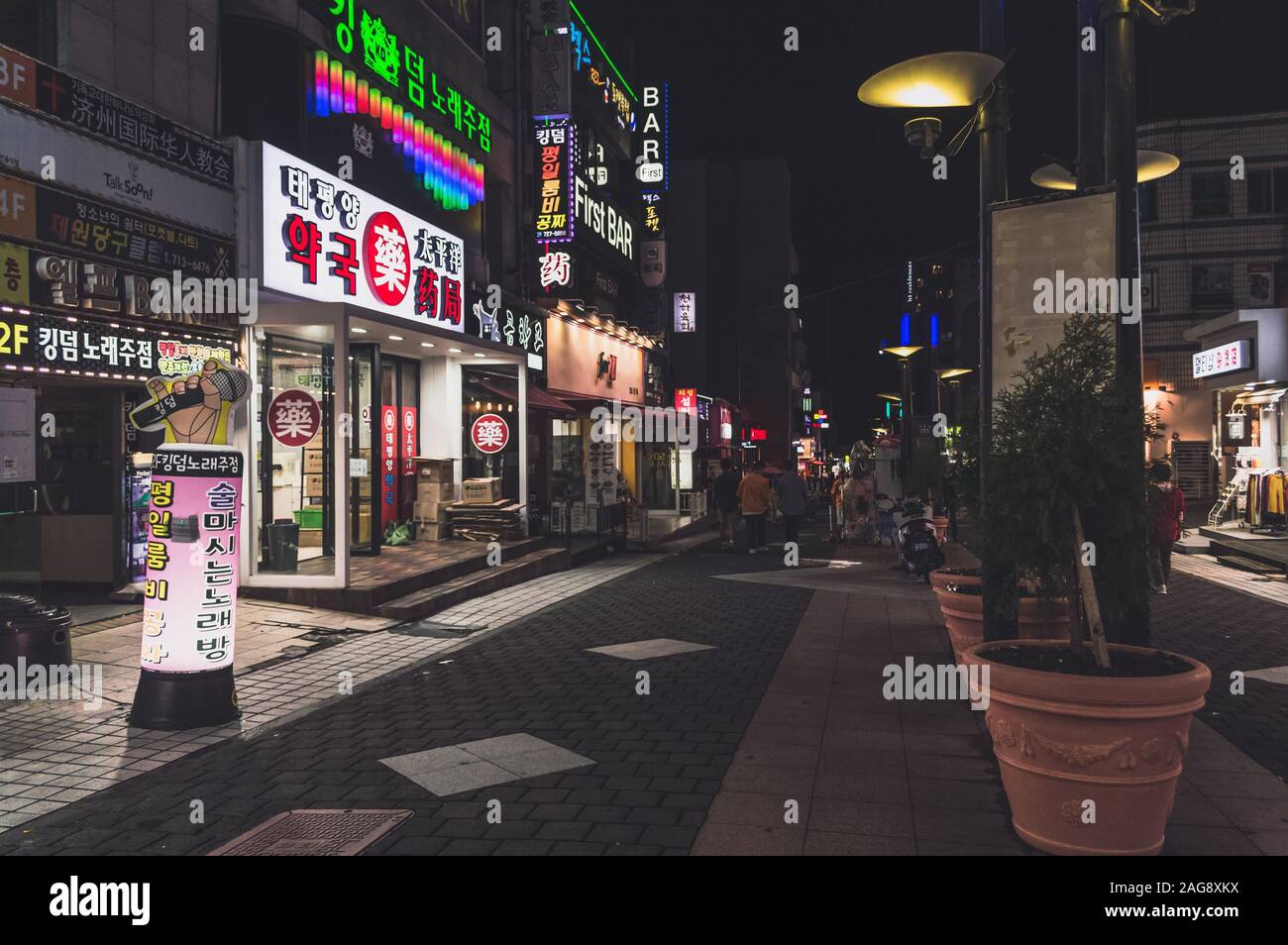 Jeju, Corea del Sud, settembre 09, 2019: cartelli di segnalazione luminosi di night club e bar di Jeju City Foto Stock
