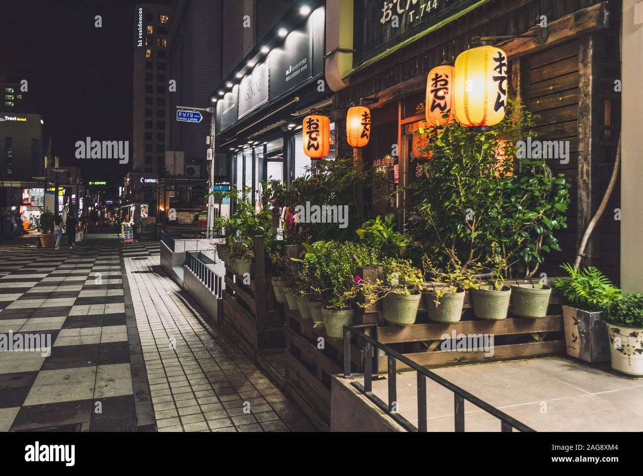 Jeju, Corea del Sud, settembre 09, 2019: design di illuminazione della facciata di uno dei negozi a Jeju City di notte Foto Stock