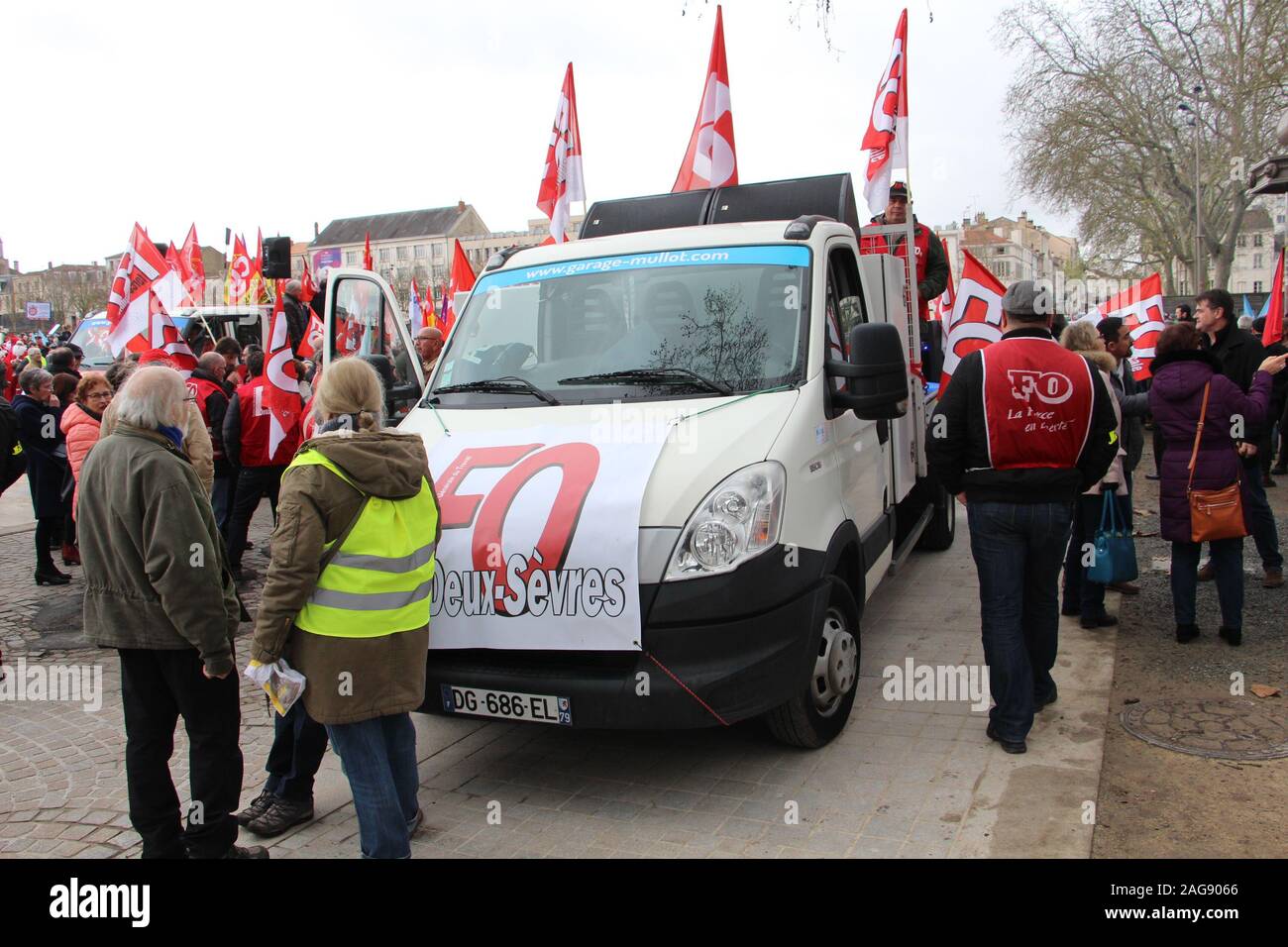 Massiccia mobilitazione contro la riforma delle pensioni con 5000 manifestanti in Niort con per la prima volta la CFDT, ma non sugli stessi punti Foto Stock