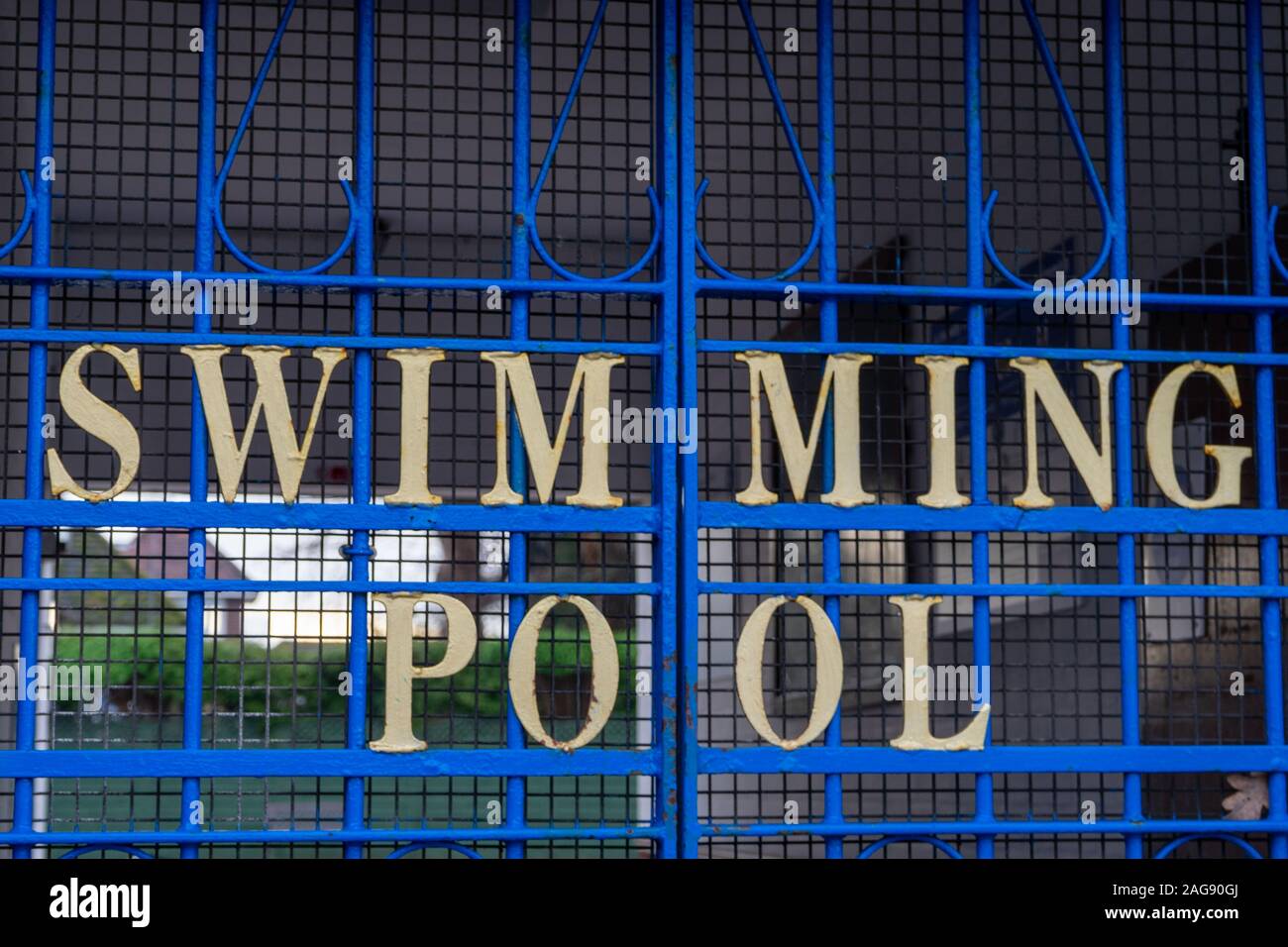 Il segno per una piscina all'aperto sulle porte in entrata Foto Stock