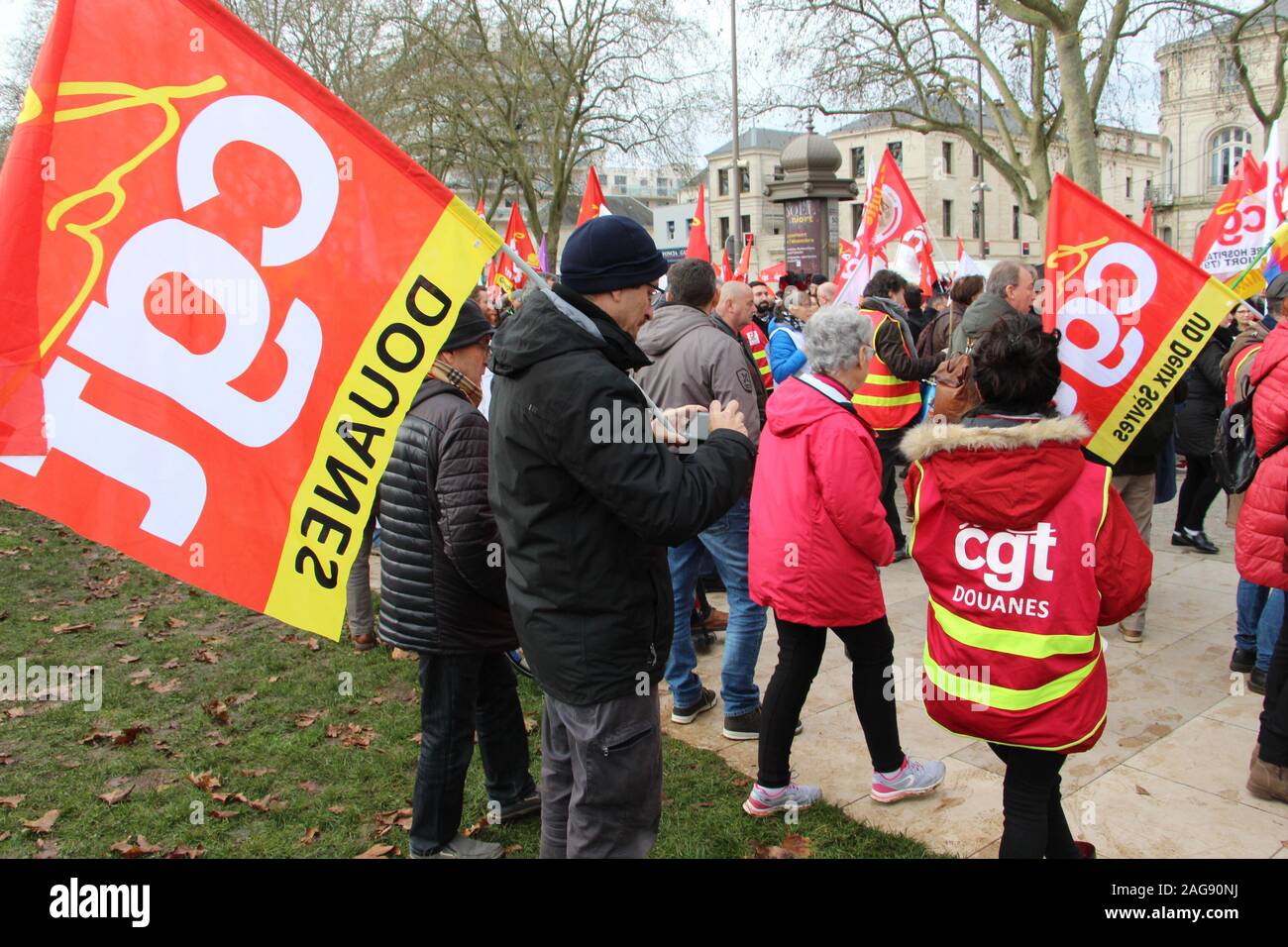 Massiccia mobilitazione contro la riforma delle pensioni con 5000 manifestanti in Niort con per la prima volta la CFDT, ma non sugli stessi punti Foto Stock