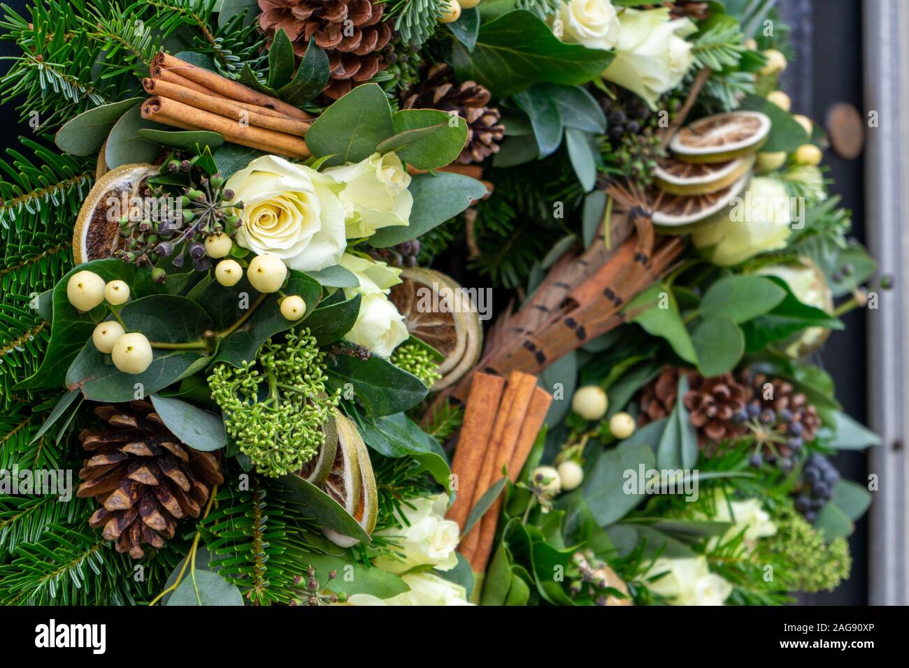 Una chiusura di un tradizionale ghirlanda di Natale decorazione Foto Stock