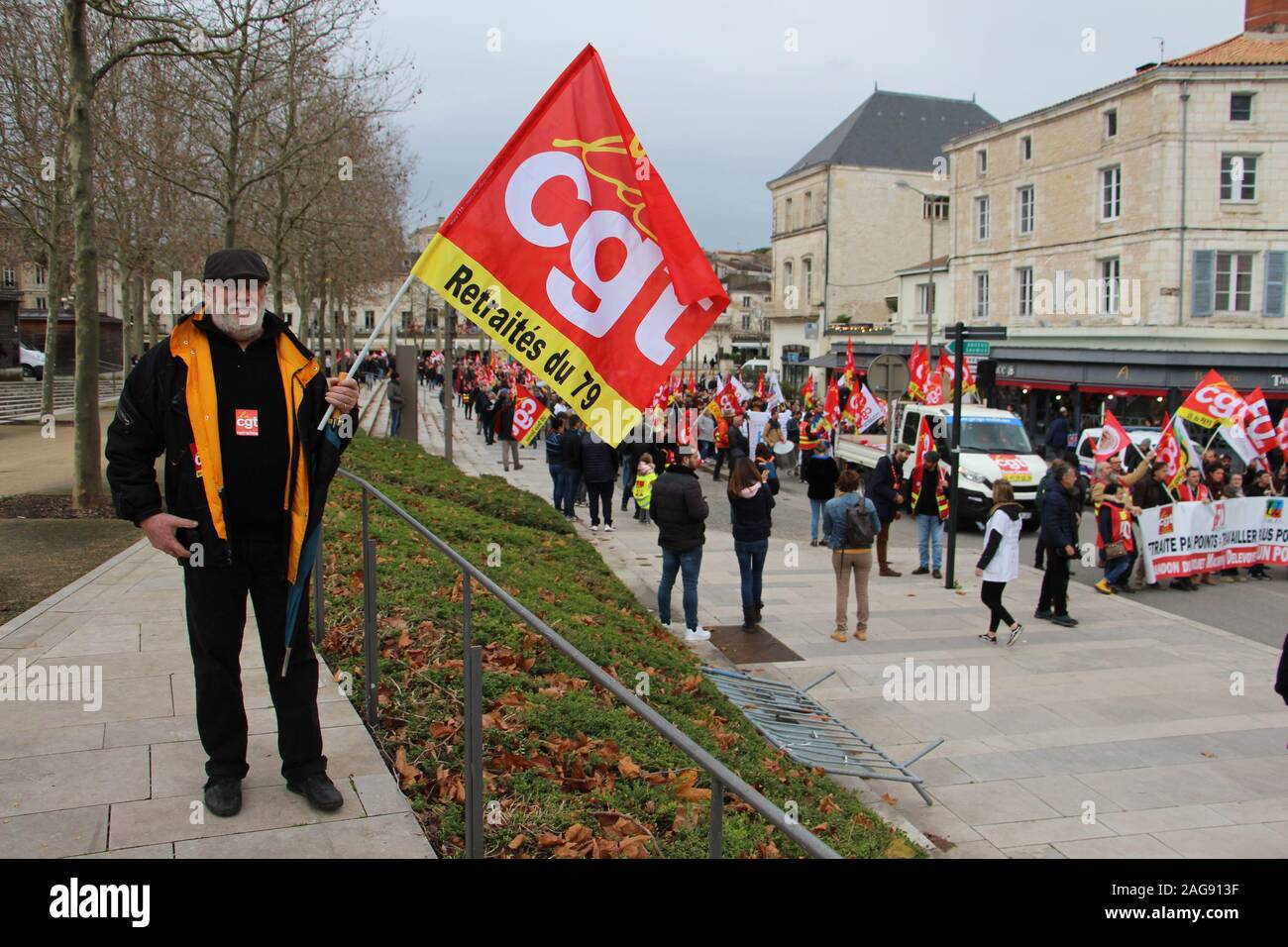 Massiccia mobilitazione contro la riforma delle pensioni con 5000 manifestanti in Niort con per la prima volta la CFDT, ma non sugli stessi punti Foto Stock