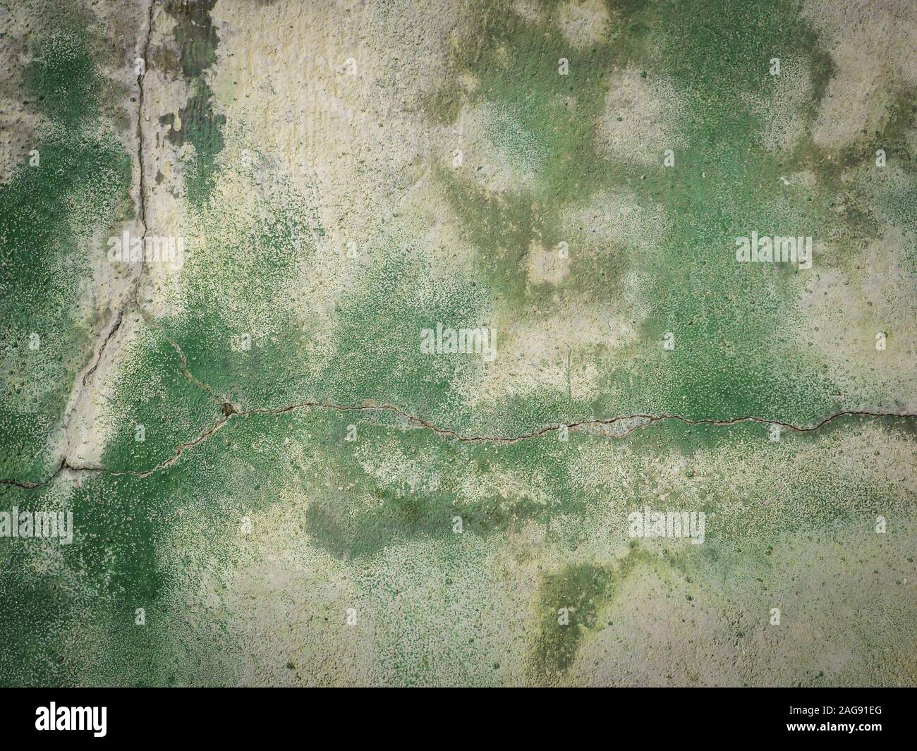 Vecchio muro di cemento con vernice spray verde su di esso - ottimo per un background Foto Stock