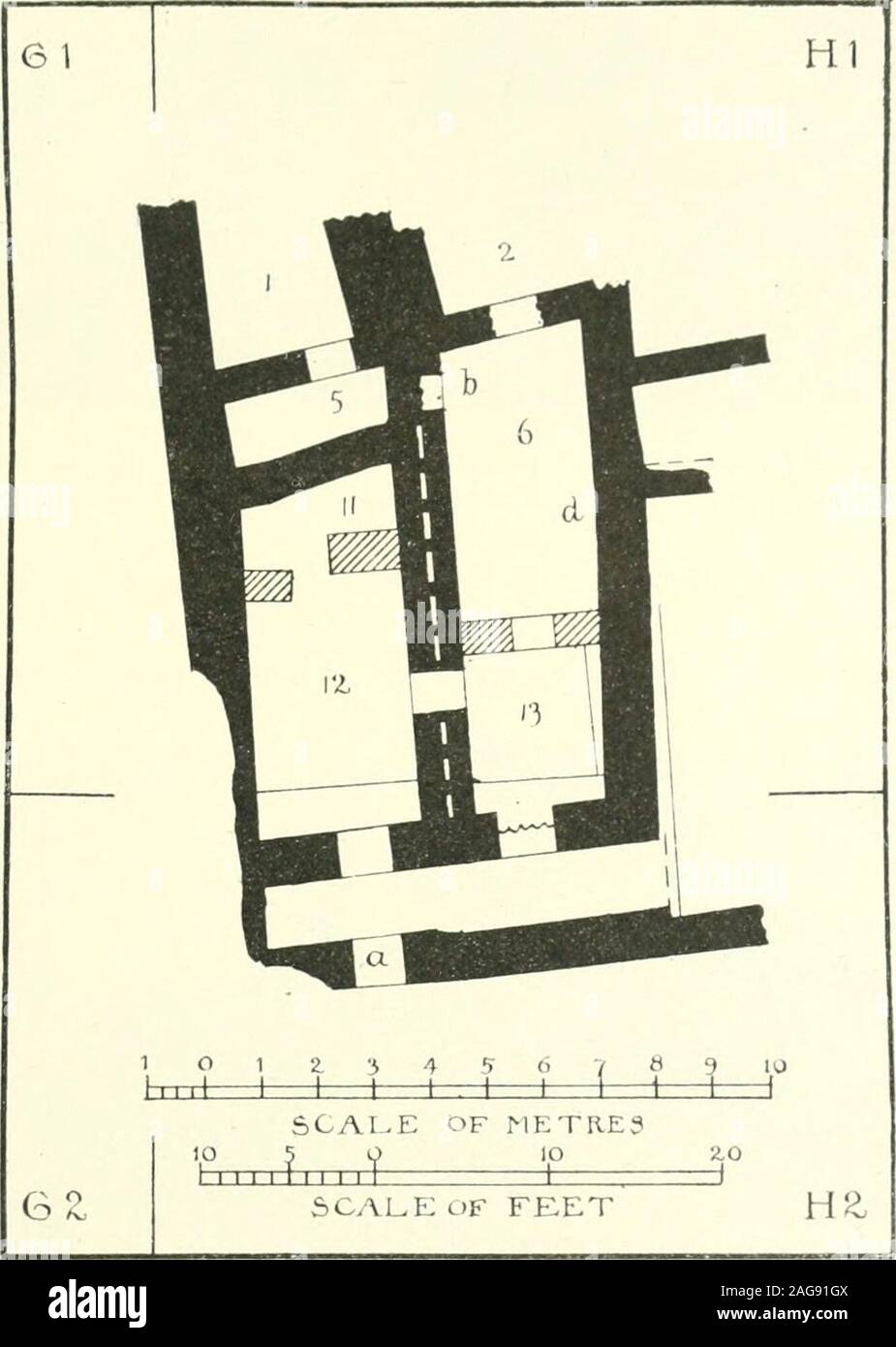 . Scavi a Phylakopi in Melos,. reerooms (Fig. 26). La più settentrionale (6) probabilmente aveva una porta esterna inizializzazioni ora rovinato parete est, per le altre pareti della casa non mostrano tracce di un ingresso. Dalla sala 6 una porta conduce alla camera 11, e da questo againroom 17 è inserito. La più notevole caratteristica della casa è la colonna squarestone h nella camera 6. Esso è formato da due blocchi di calcare bianco60 metro quadrato sul piano e 135 metri di altezza la misurazione dalla parte superiore della pietra itsrough base (Fig. 8, p. 17). Una simile colonna (Fig. 9, p. 18) consistente l'architettura. 41 di una pietra -47 metri S Foto Stock