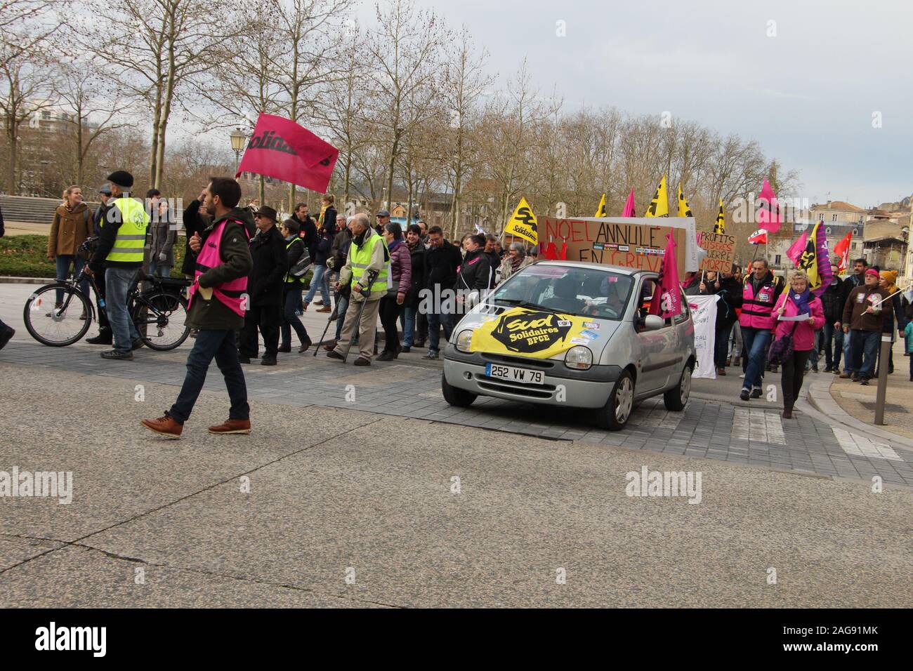 Massiccia mobilitazione contro la riforma delle pensioni con 5000 manifestanti in Niort con per la prima volta la CFDT, ma non sugli stessi punti Foto Stock