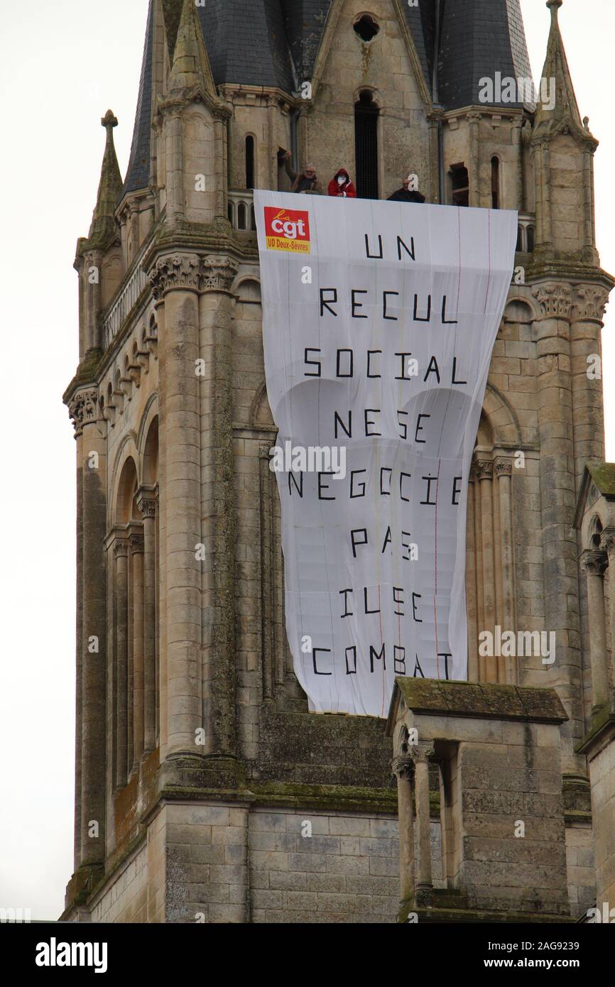 Massiccia mobilitazione contro la riforma delle pensioni con 5000 manifestanti in Niort con per la prima volta la CFDT, ma non sugli stessi punti Foto Stock