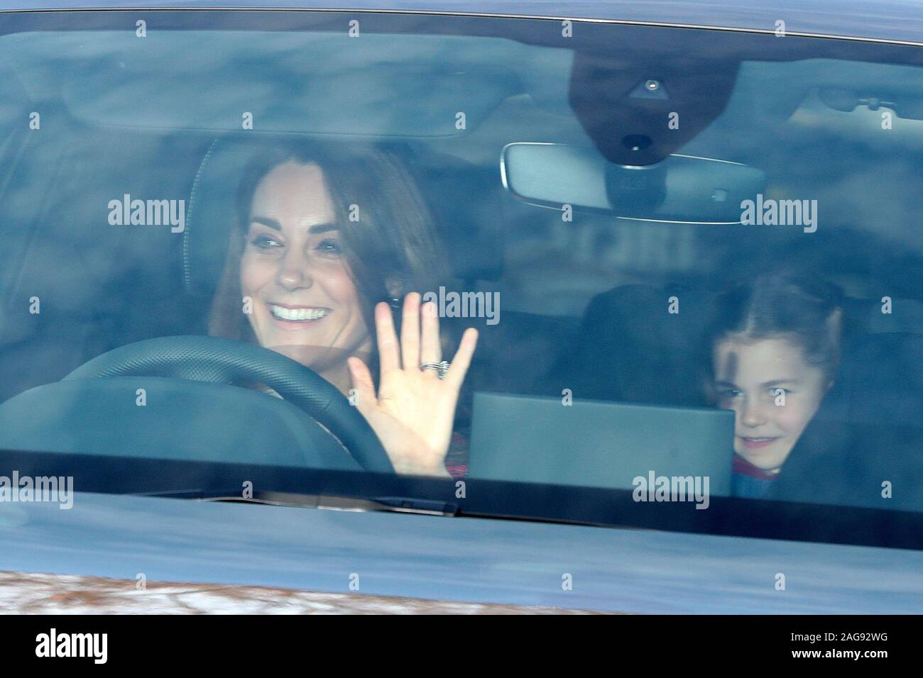 La Duchessa di Cambridge e sua figlia Princess Charlotte arriva per la regina del pranzo di Natale a Buckingham Palace di Londra. Foto Stock