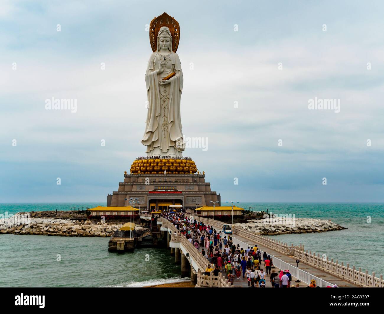 Nashan Cultural Park, HAINAN, Cina - 5 MAR 2019 - turisti e devoti di visitare la famosa statua della Dea della Misericordia, Guanyin / Guan Yin / Kuan Y Foto Stock