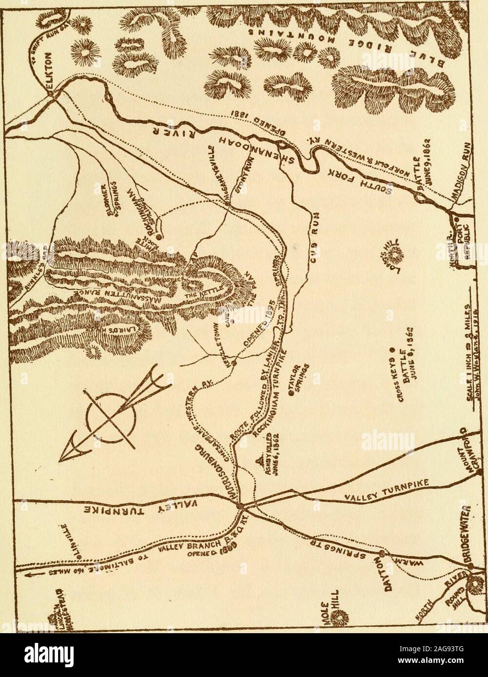 . Sidney Lanier a Rockingham molle; dove e come la 'Scienza del versetto Inglese" è stato scritto un nuovo capitolo nelle lettere americane. isure e nella gioia di hismaster passione. Rockingham molle sono interposte nearthe estremità sudoccidentale del Massanutten Moun-tains, rettilineo un range ristretto che dividesthe Shenandoah Valley of Virginia per fiftymiles, inizio bruscamente a Strasburgo nella pagina 15 SIDNEY LANIER Shenandoah County, e termina appena asabruptly a Harrisonburg, in RockinghamCounty. Al momento attuale railroadsmake tre molle facilmente accessibile; ma in1879 vi è stata solo una ferrovia thr Foto Stock