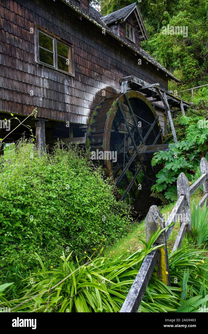 Un vecchio waterwheel nella città di Frutillar nel sud del Lake District, Los Lagos regione del Cile, America del Sud. Foto Stock